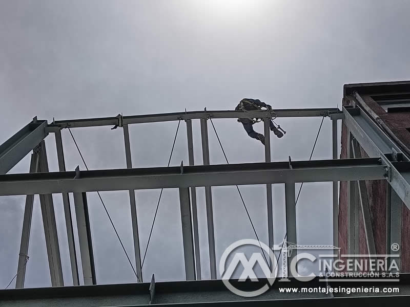 Fabricación y montaje de cubiertas metálicas para techos en edificios en Bogotá, Colombia. Montajes, Ingeniería y Construcción MIC SAS. Fabricación y montaje de cubiertas metálicas para techos en edificios en Bogotá, Colombia. Montajes, Ingeniería y Construcción MIC SAS.
