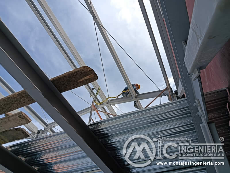Fabricación y montaje de cubiertas metálicas para techos en edificios en Bogotá, Colombia. Montajes, Ingeniería y Construcción MIC SAS. Fabricación y montaje de cubiertas metálicas para techos en edificios en Bogotá, Colombia. Montajes, Ingeniería y Construcción MIC SAS.
