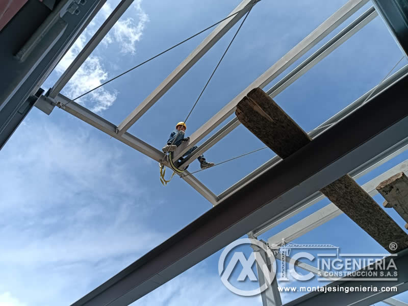 Fabricación y montaje de cubiertas metálicas para techos en edificios en Bogotá, Colombia. Montajes, Ingeniería y Construcción MIC SAS. Fabricación y montaje de cubiertas metálicas para techos en edificios en Bogotá, Colombia. Montajes, Ingeniería y Construcción MIC SAS.