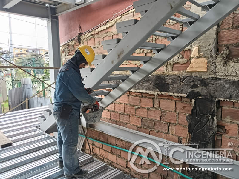 Fabricación y montaje de cubiertas metálicas para techos en edificios en Bogotá, Colombia. Montajes, Ingeniería y Construcción MIC SAS. Fabricación y montaje de cubiertas metálicas para techos en edificios en Bogotá, Colombia. Montajes, Ingeniería y Construcción MIC SAS.