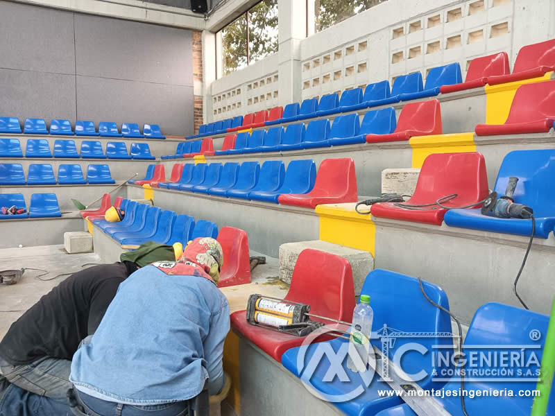 Instalación de volúmenes de concreto para graderías de colisedo en colegio en Bogotá, Colombia. Montajes, Ingeniería y Construcción MIC SAS.