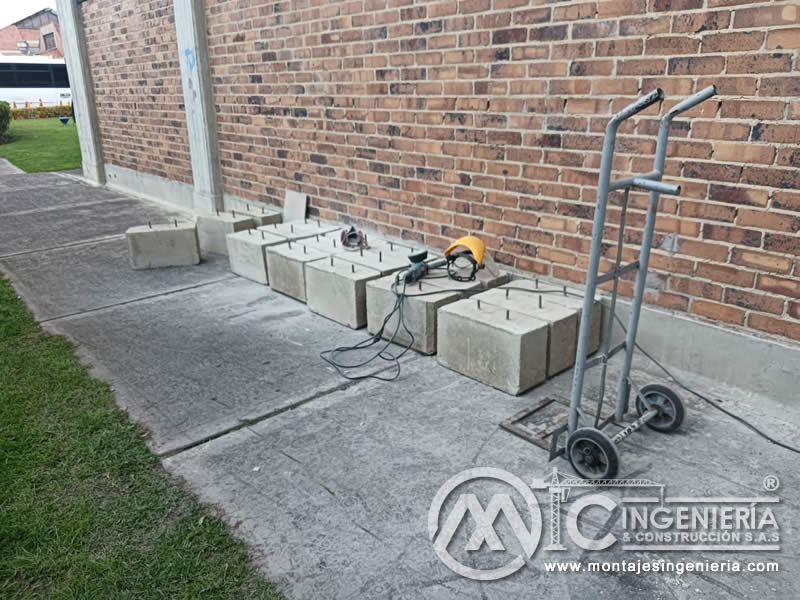 Instalación de volúmenes de concreto para graderías de colisedo en colegio en Bogotá, Colombia. Montajes, Ingeniería y Construcción MIC SAS. Instalación de volúmenes de concreto para graderías de colisedo en colegio en Bogotá, Colombia. Montajes, Ingeniería y Construcción MIC SAS.