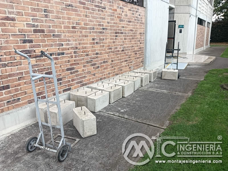 Instalación de volúmenes de concreto para graderías de colisedo en colegio en Bogotá, Colombia. Montajes, Ingeniería y Construcción MIC SAS. Instalación de volúmenes de concreto para graderías de colisedo en colegio en Bogotá, Colombia. Montajes, Ingeniería y Construcción MIC SAS.