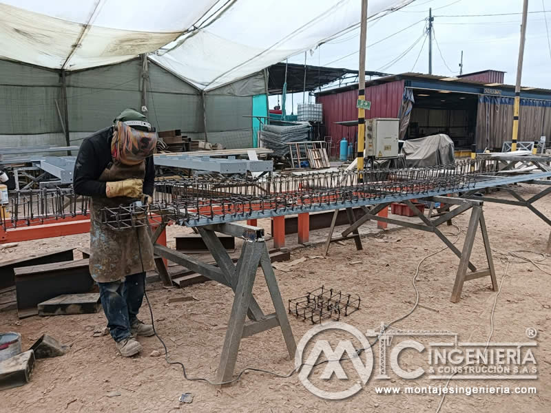 Diseño y construcción de partes estructurales, vigas y columnas metálicas en Bogotá, Colombia. Montajes, Ingeniería y Construcción MIC SAS.