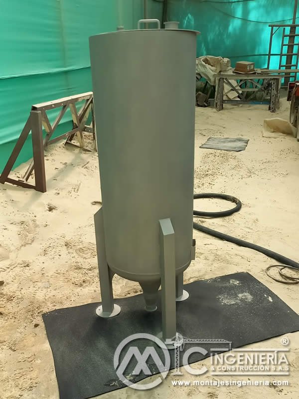 Limpieza de arena y sandblasting de recipientes metálicos en Bogotá, Colombia. Montajes, Ingeniería y Construcción MIC SAS. Limpieza de arena y sandblasting de recipientes metálicos en Bogotá, Colombia. Montajes, Ingeniería y Construcción MIC SAS.