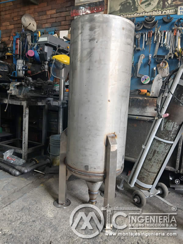Limpieza de arena y sandblasting de recipientes metálicos en Bogotá, Colombia. Montajes, Ingeniería y Construcción MIC SAS. Limpieza de arena y sandblasting de recipientes metálicos en Bogotá, Colombia. Montajes, Ingeniería y Construcción MIC SAS.