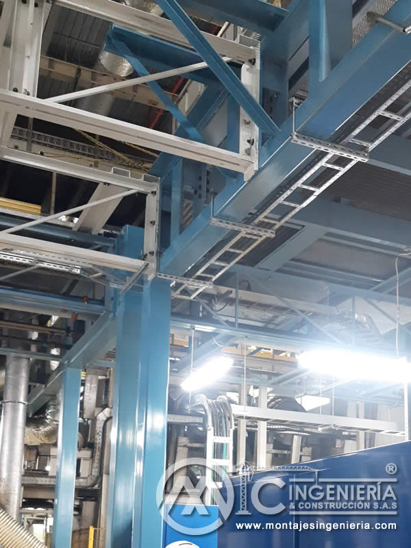 Limpieza y pintura de estructuras metálicas para bodegas y naves industriales en Bogotá, Colombia. Montajes, Ingeniería y Construcción MIC SAS.