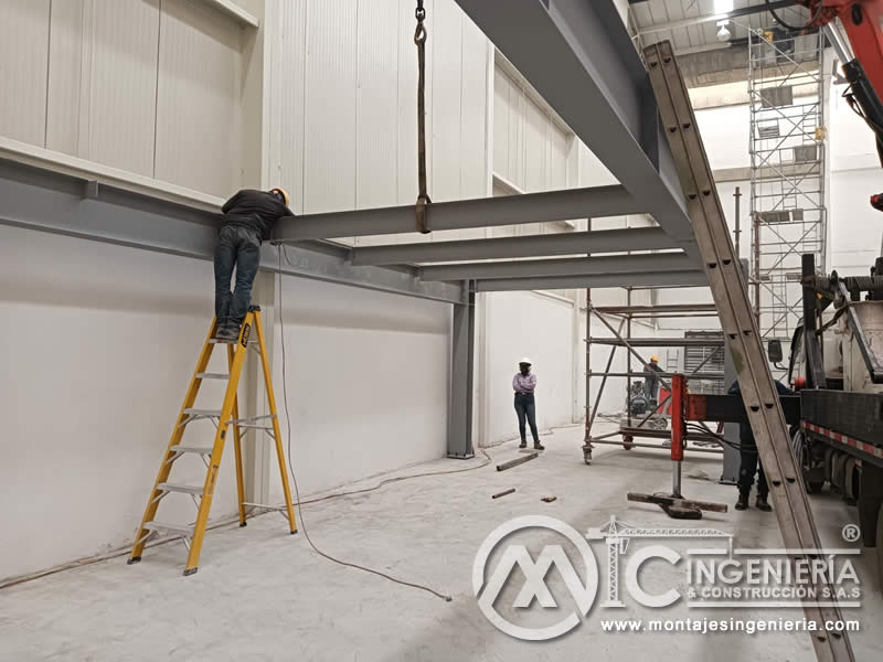 Fabricación de mezzanines metálicos para bodegas y naves industriales en Bogotá, Colombia. Montajes, Ingeniería y Construcción. MIC SAS. Fabricación de mezzanines metálicos para bodegas y naves industriales en Bogotá, Colombia. Montajes, Ingeniería y Construcción. MIC SAS.