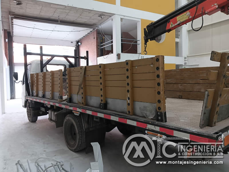 Fabricación de mezzanines metálicos para bodegas y naves industriales en Bogotá, Colombia. Montajes, Ingeniería y Construcción. MIC SAS. Fabricación de mezzanines metálicos para bodegas y naves industriales en Bogotá, Colombia. Montajes, Ingeniería y Construcción. MIC SAS.