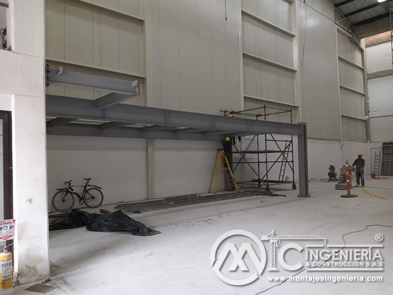 Fabricación de mezzanines metálicos para bodegas y naves industriales en Bogotá, Colombia. Montajes, Ingeniería y Construcción. MIC SAS. Fabricación de mezzanines metálicos para bodegas y naves industriales en Bogotá, Colombia. Montajes, Ingeniería y Construcción. MIC SAS.