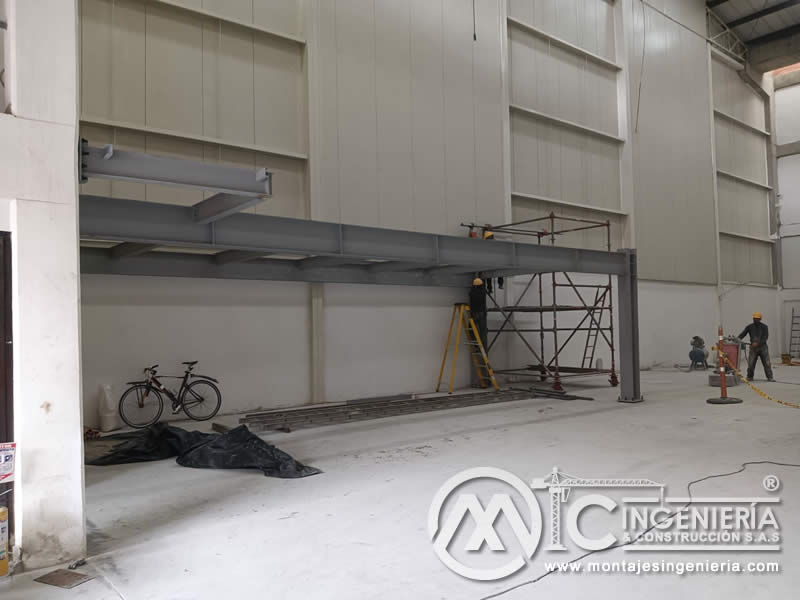Fabricación de mezzanines metálicos para bodegas y naves industriales en Bogotá, Colombia. Montajes, Ingeniería y Construcción. MIC SAS. Fabricación de mezzanines metálicos para bodegas y naves industriales en Bogotá, Colombia. Montajes, Ingeniería y Construcción. MIC SAS.