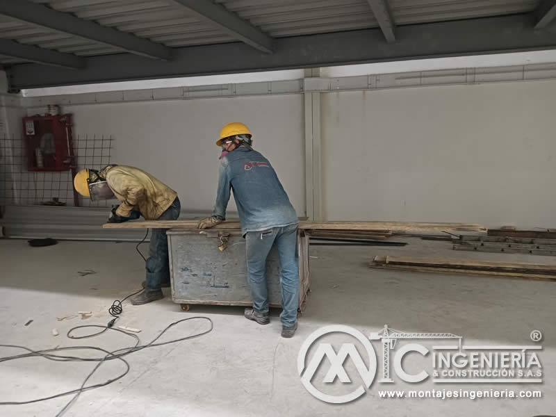 Fabricación de mezzanines metálicos para bodegas y naves industriales en Bogotá, Colombia. Montajes, Ingeniería y Construcción. MIC SAS. Fabricación de mezzanines metálicos para bodegas y naves industriales en Bogotá, Colombia. Montajes, Ingeniería y Construcción. MIC SAS.