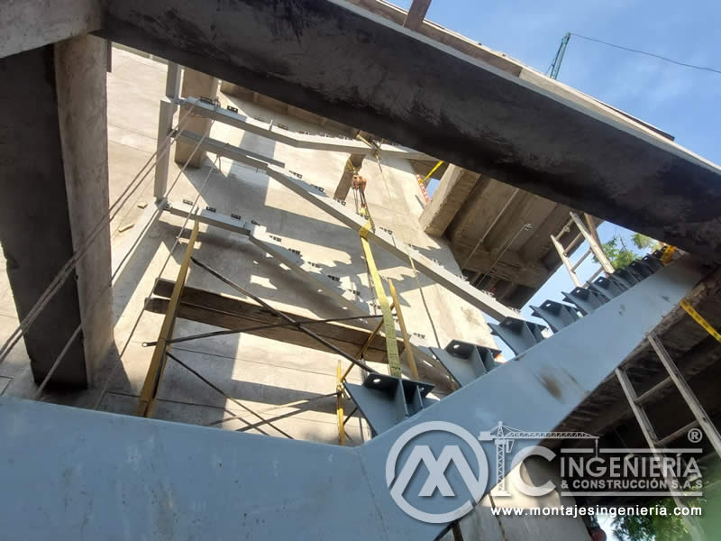 Fabricación y montaje de escaleras metálicas para edificios en Bogotá, Colombia. Montajes, Ingeniería y Construcción. MIC SAS. Fabricación y montaje de escaleras metálicas para edificios en Bogotá, Colombia. Montajes, Ingeniería y Construcción. MIC SAS.