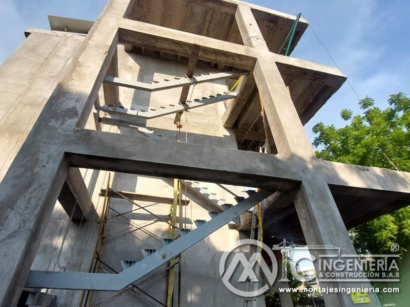 Fabricación y montaje de escaleras metálicas para edificios en Bogotá, Colombia. Montajes, Ingeniería y Construcción. MIC SAS. Fabricación y montaje de escaleras metálicas para edificios en Bogotá, Colombia. Montajes, Ingeniería y Construcción. MIC SAS.