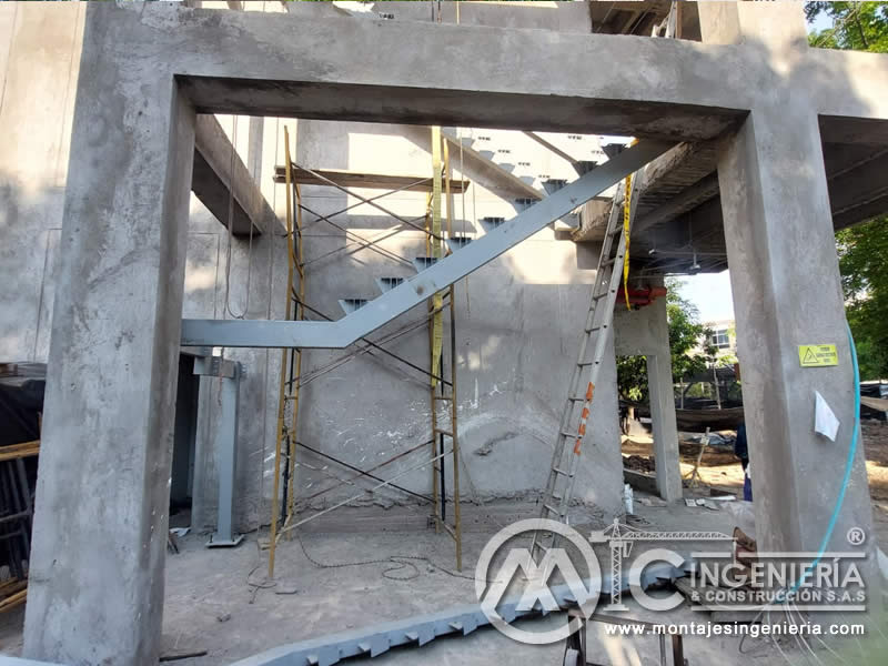 Fabricación y montaje de escaleras metálicas para edificios en Bogotá, Colombia. Montajes, Ingeniería y Construcción. MIC SAS. Fabricación y montaje de escaleras metálicas para edificios en Bogotá, Colombia. Montajes, Ingeniería y Construcción. MIC SAS.