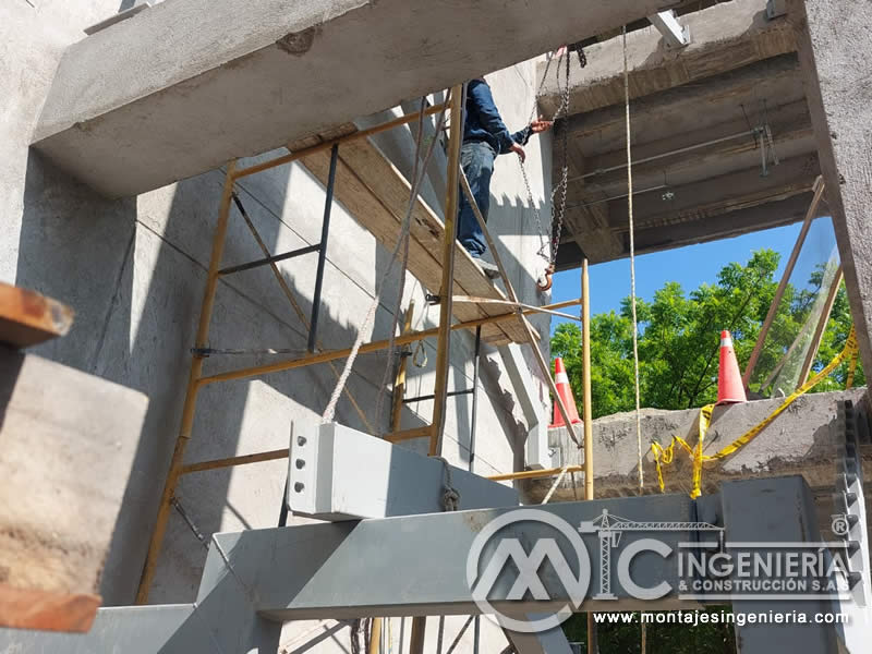 Fabricación y montaje de escaleras metálicas para edificios en Bogotá, Colombia. Montajes, Ingeniería y Construcción. MIC SAS. Fabricación y montaje de escaleras metálicas para edificios en Bogotá, Colombia. Montajes, Ingeniería y Construcción. MIC SAS.