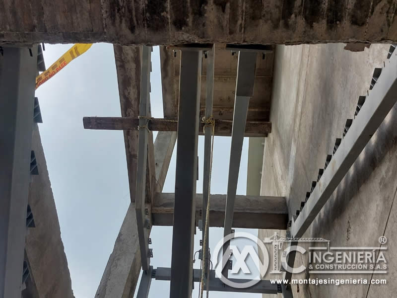 Fabricación y montaje de escaleras metálicas para edificios en Bogotá, Colombia. Montajes, Ingeniería y Construcción. MIC SAS. Fabricación y montaje de escaleras metálicas para edificios en Bogotá, Colombia. Montajes, Ingeniería y Construcción. MIC SAS.