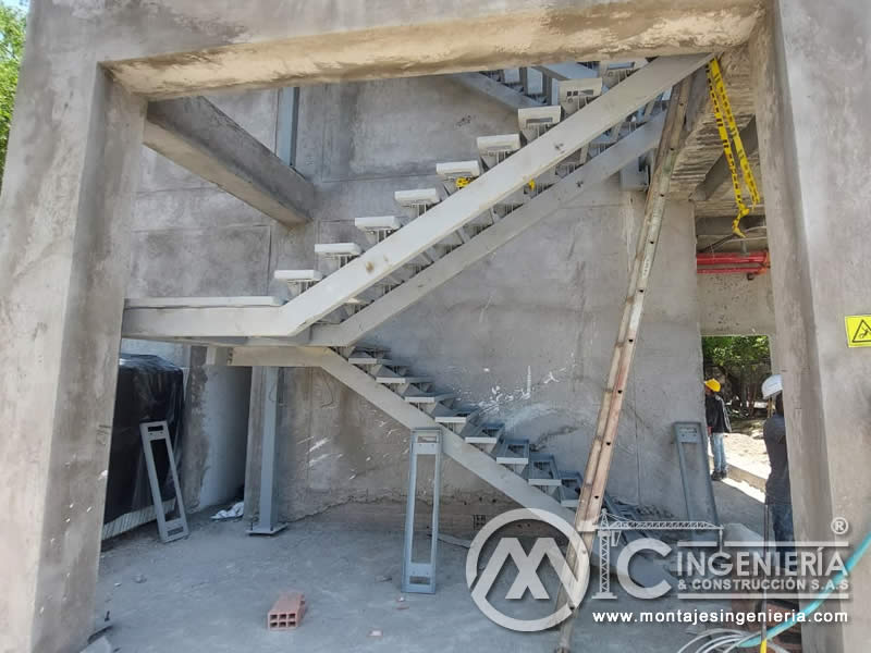 Fabricación y montaje de escaleras metálicas para edificios en Bogotá, Colombia. Montajes, Ingeniería y Construcción. MIC SAS. Fabricación y montaje de escaleras metálicas para edificios en Bogotá, Colombia. Montajes, Ingeniería y Construcción. MIC SAS.
