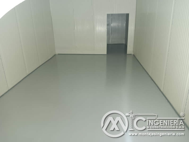 Acabado de piso epóxico y paneles de cuarto frío para industria en Bogotá, Colombia. Montajes, Ingeniería y Construcción MIC SAS.