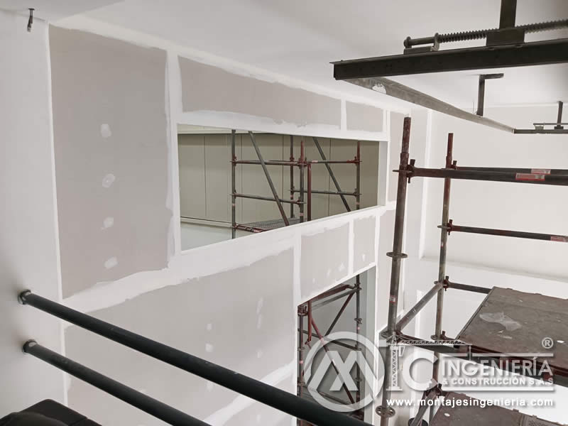 Acabados en drywall con vanos en segundo nivel de mezzanine en Bogotá, Colombia. Montajes, Ingeniería y Construcción MIC SAS.