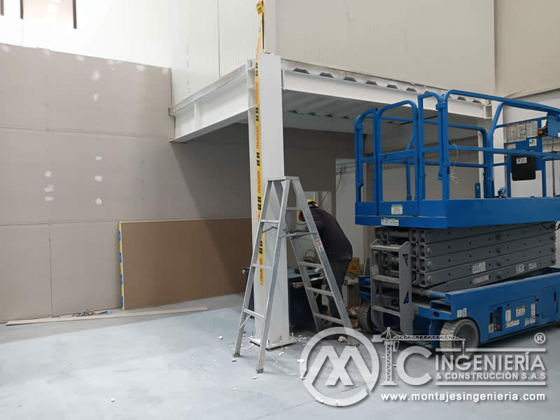 Adecuación de local con mezzanine y plataforma elevadora tijera en Bogotá, Colombia. MIC SAS.