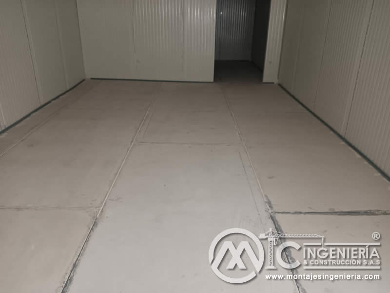 Alistado de pisos en concreto para cuartos fríos e instalaciones industriales en Bogotá, Colombia. Montajes, Ingeniería y Construcción MIC SAS.