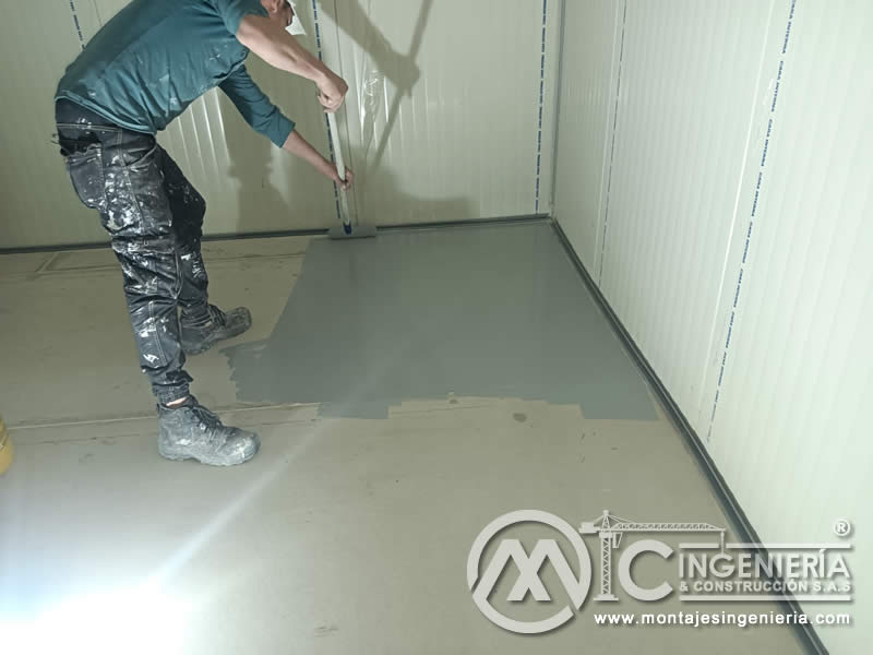 Aplicación de pintura epóxica en pisos de cuartos fríos con panel sándwich en Bogotá, Colombia. Montajes, Ingeniería y Construcción MIC SAS.