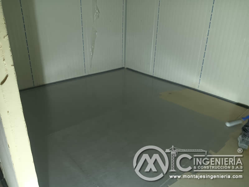 Aplicación de recubrimiento epóxico en pisos de cámaras frigoríficas en Bogotá, Colombia. Montajes, Ingeniería y Construcción MIC SAS.