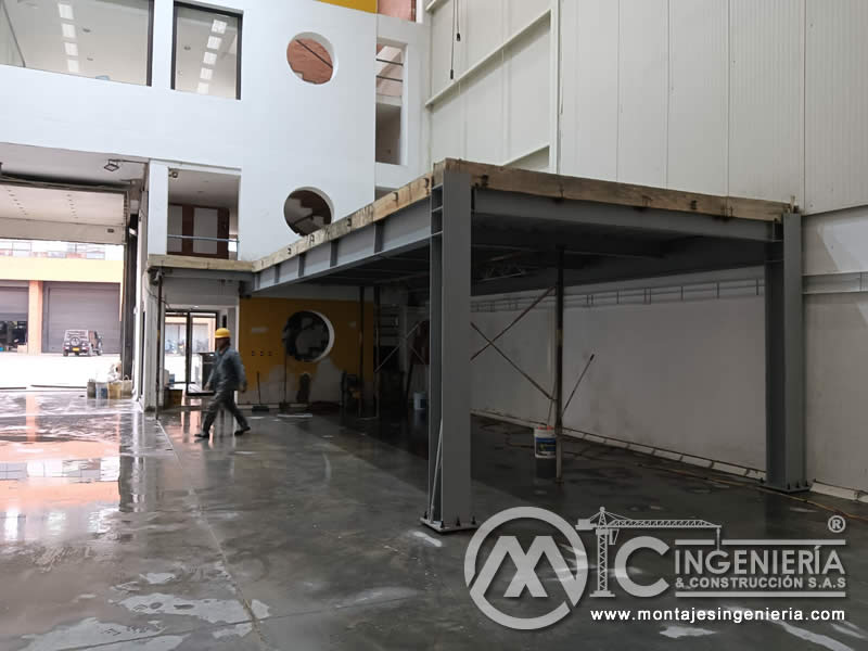 Avance de montaje de mezzanine metálico en local industrial en Bogotá, Colombia. Montajes, Ingeniería y Construcción MIC SAS.