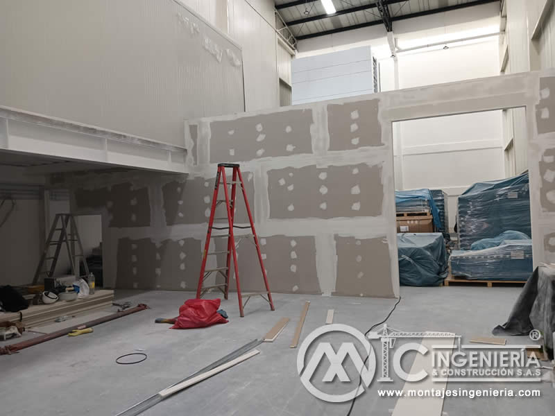 Avance de tabiquería en drywall con vano en nave industrial en Bogotá, Colombia. Montajes, Ingeniería y Construcción MIC SAS.