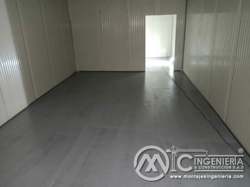 Cámara de refrigeración con piso epóxico y panel metálico aislante terminada en Bogotá, Colombia. Montajes, Ingeniería y Construcción MIC SAS.