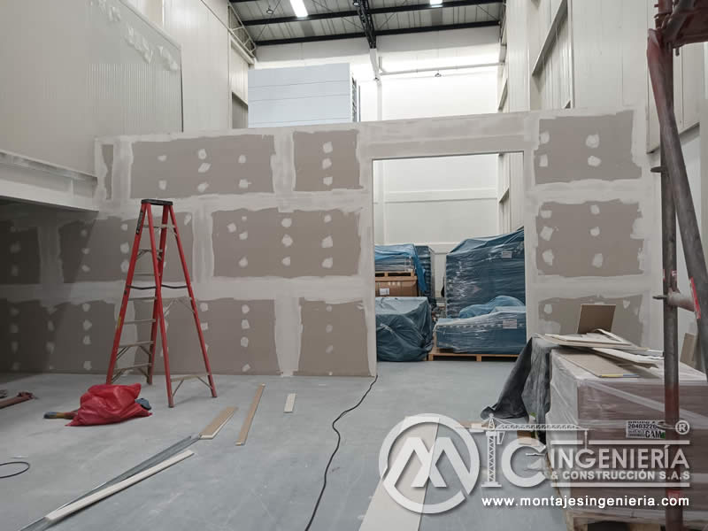 Construcción de divisiones en drywall para bodega industrial en Bogotá, Colombia. Montajes, Ingeniería y Construcción MIC SAS.