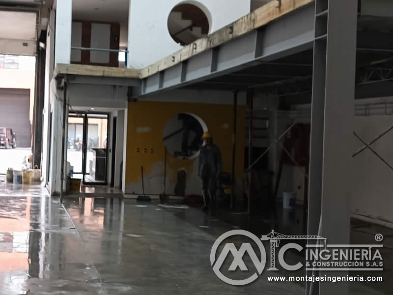 Construcción de entrepiso metálico en edificio comercial e industrial en Bogotá, Colombia.