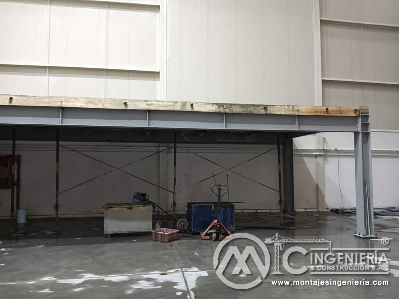 Construcción de mezzanine metálico en nave industrial y bodega en Bogotá, Colombia. Montajes, Ingeniería y Construcción.