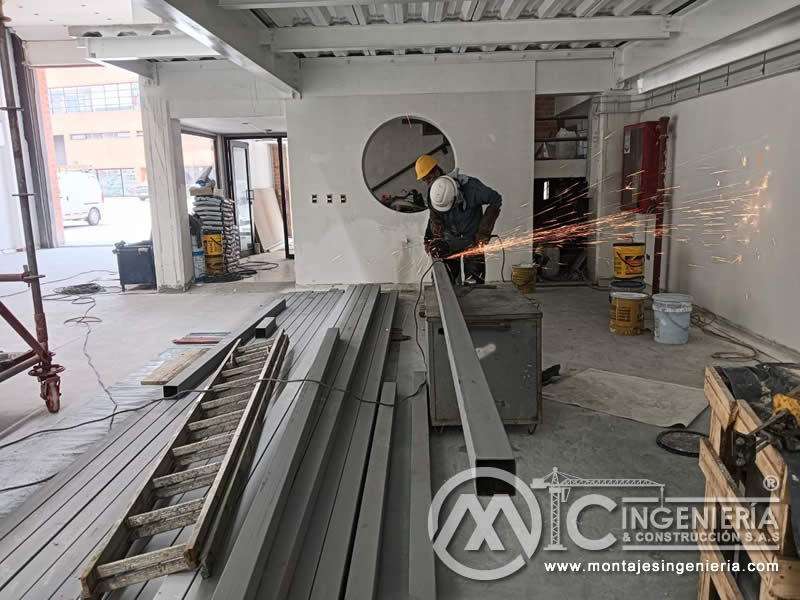 Corte de perfiles metálicos con esmeril angular para mezzanine en Bogotá, Colombia.