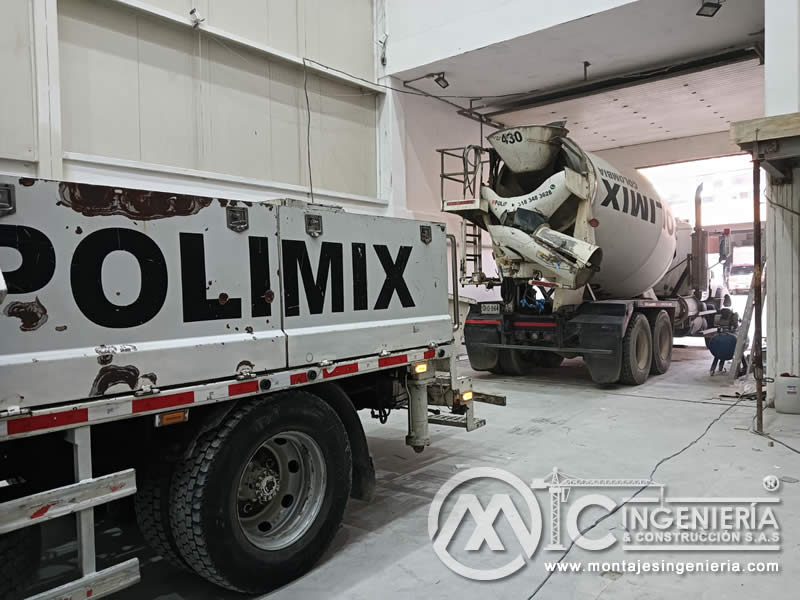 Descarga de concreto premezclado en obra de mezzanine en Bogotá, Colombia.