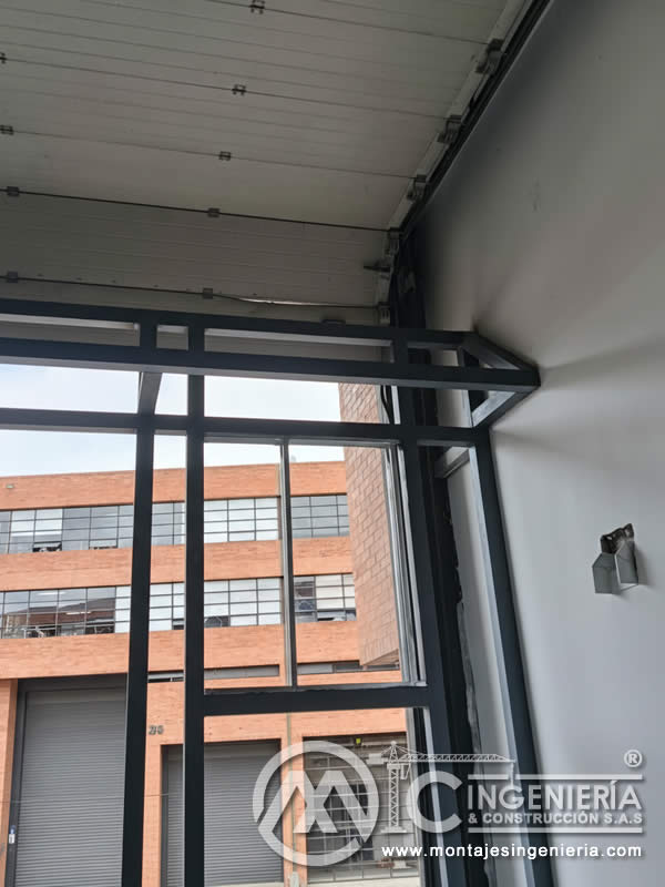 Detalle de marco metálico para vitrina en local comercial en Bogotá, Colombia.