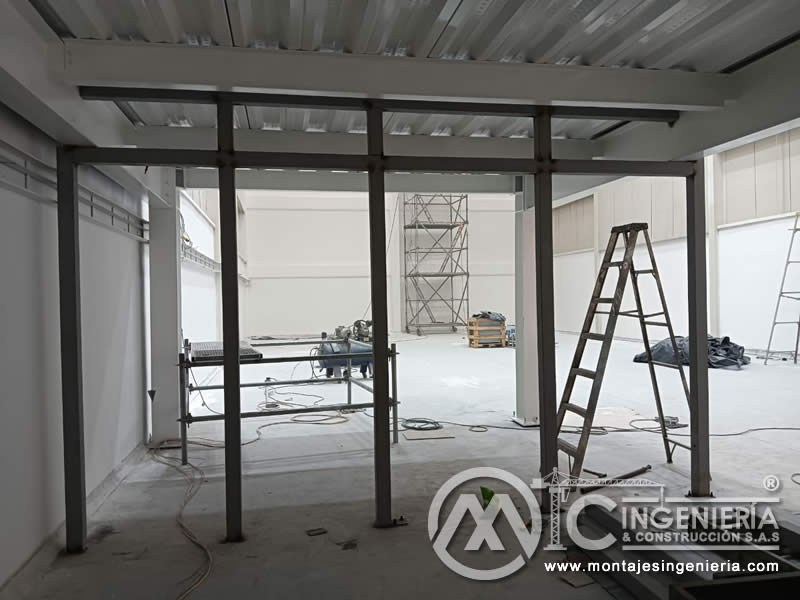 Estructura metálica de columnas y vigas para mezzanine en nave industrial en Bogotá, Colombia.