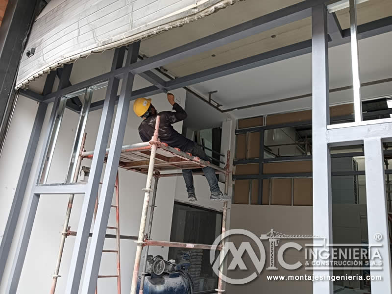 Estructura metálica para fachada comercial con andamio en Bogotá, Colombia.