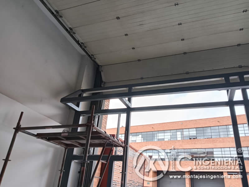 Estructura metálica para vitrina con puerta seccional en local comercial en Bogotá, Colombia.