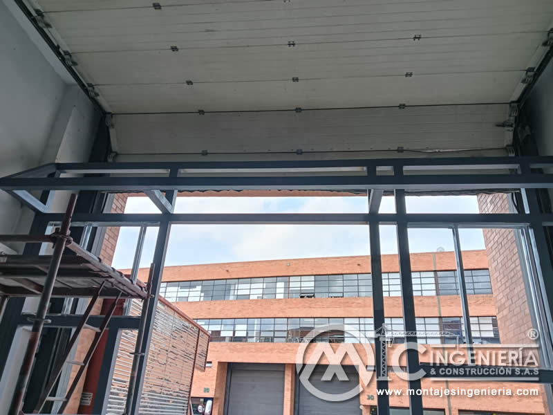 Estructura metálica para vitrina de gran formato en local comercial en Bogotá, Colombia.