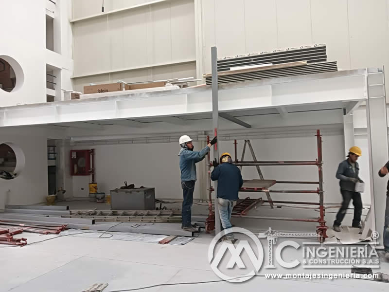 Instalación de columnas en mezzanine de dos niveles en nave industrial en Bogotá, Colombia.