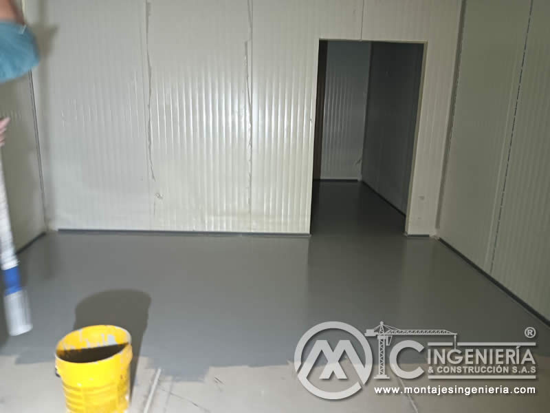 Instalación de cuartos fríos con piso epóxico y panel sándwich en Bogotá, Colombia. Montajes, Ingeniería y Construcción MIC SAS.