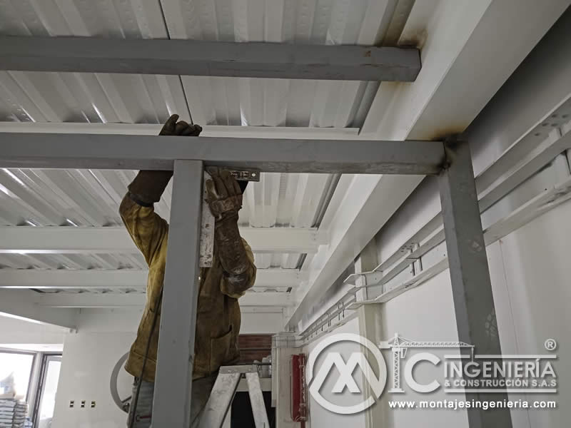 Instalación de deck metálico en estructura de mezzanine en nave industrial en Bogotá, Colombia.