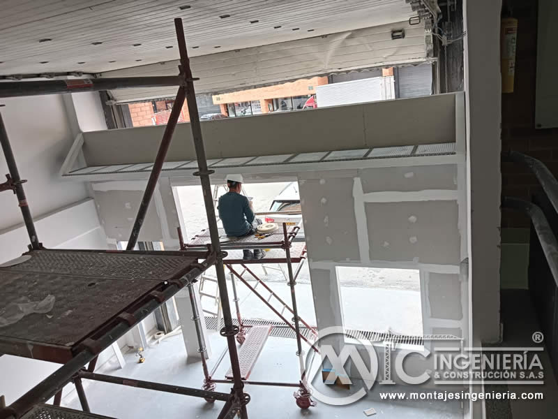 Instalación de drywall y cielo raso en locales comerciales en Bogotá, Colombia. Montajes, Ingeniería y Construcción MIC SAS.