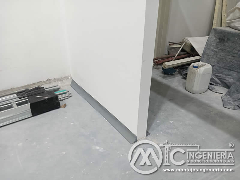 Instalación de guardaescobas en drywall para interiores de locales en Bogotá, Colombia. Montajes, Ingeniería y Construcción MIC SAS.