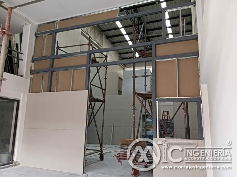 Instalación de muros en drywall para particiones interiores en nave industrial en Bogotá, Colombia.