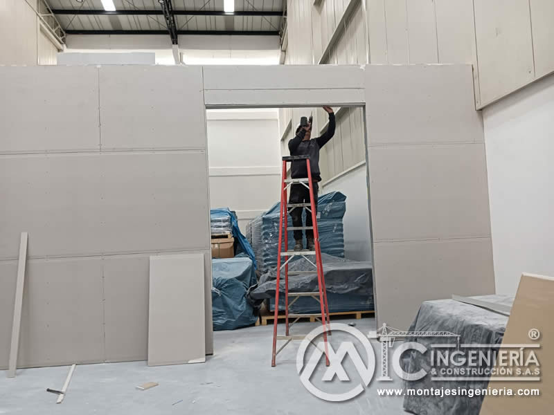 Instalación de paneles de drywall en tabiquería de bodega industrial en Bogotá, Colombia. Montajes, Ingeniería y Construcción.