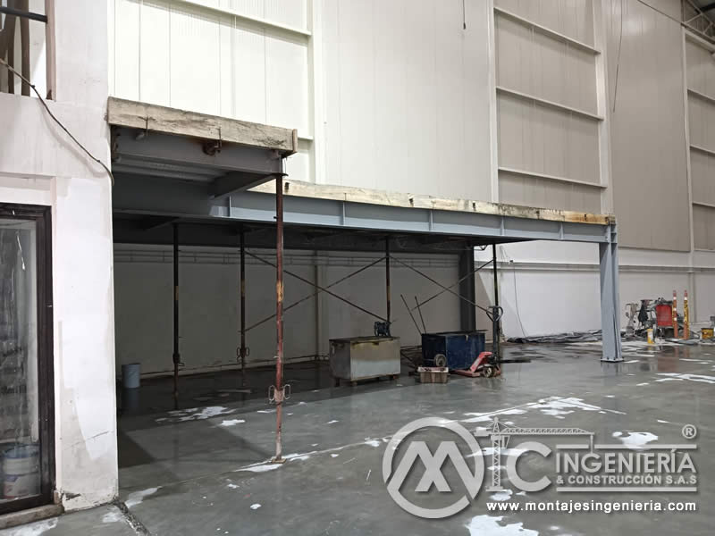 Instalación de vigas metálicas para mezzanine con encofrado en bodega industrial en Bogotá, Colombia.