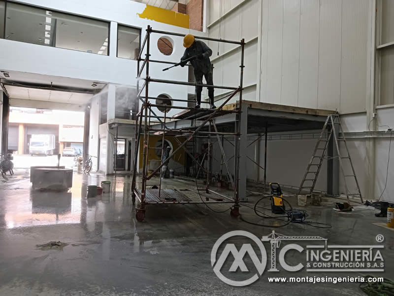 Lavado a presión de estructura metálica de mezzanine en bodega en Bogotá, Colombia.
